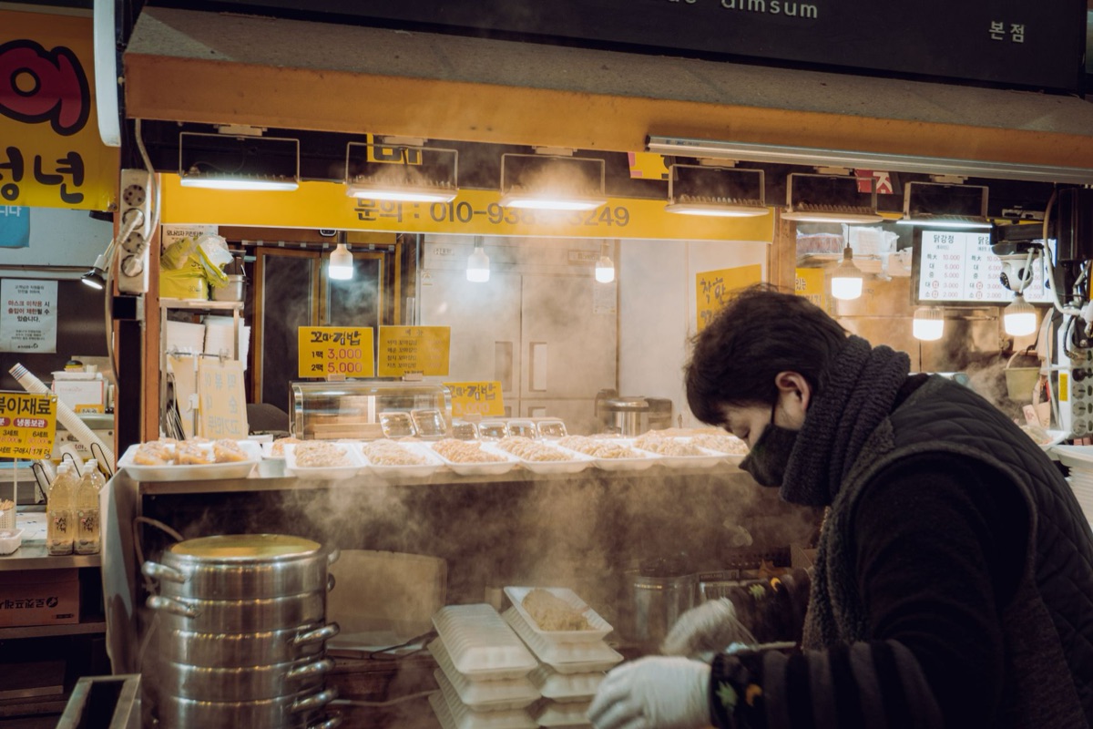 dimsum verkenner op straat