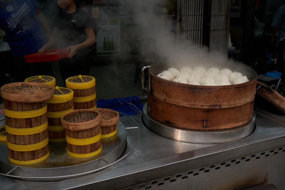 mesa com dim sum e vapor