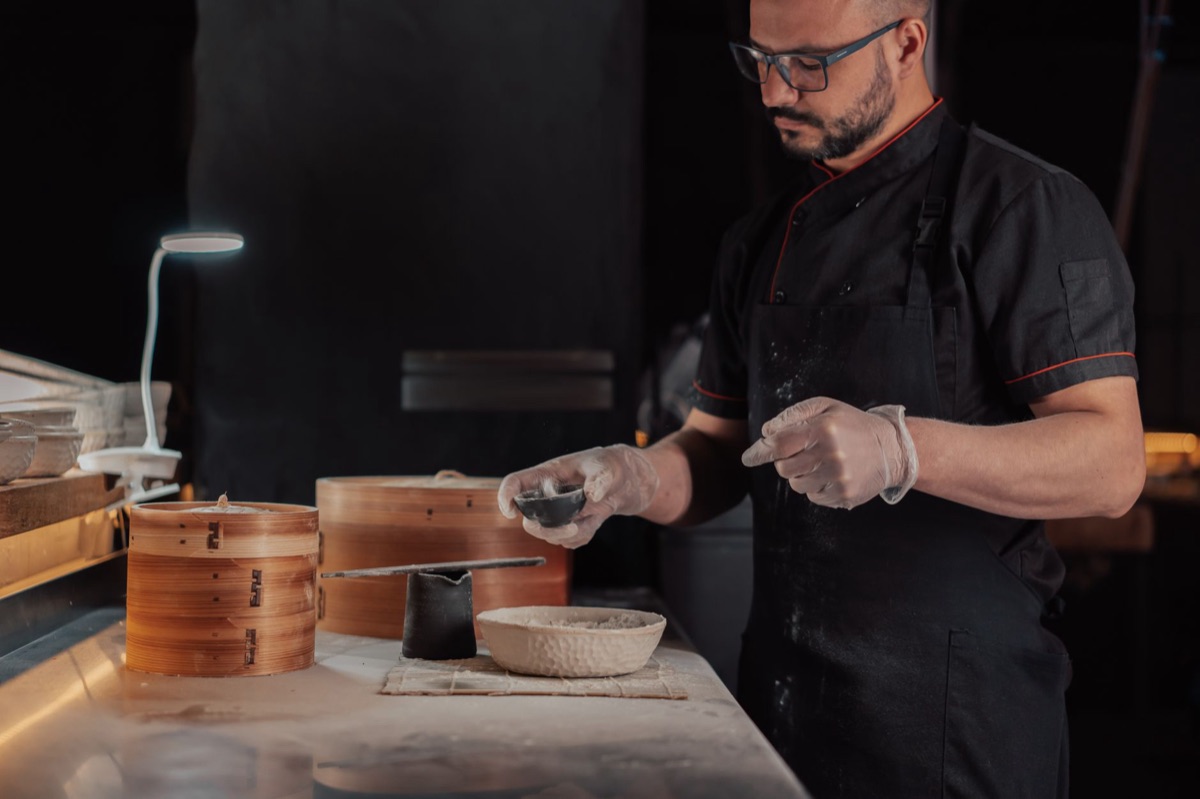 chef de dim sum em traje tradicional