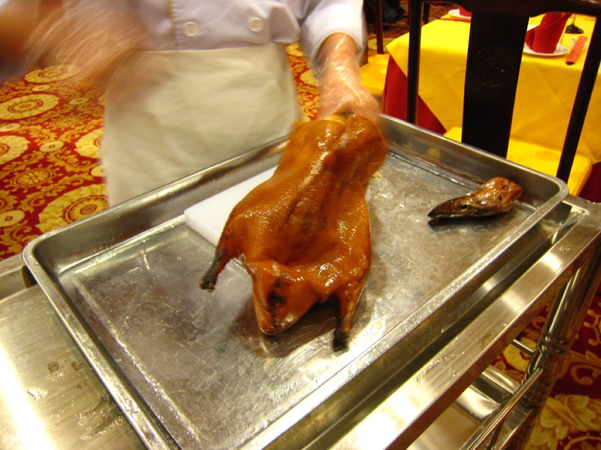 황제의 식탁에서 온 맛: 베이징 덕 칼로 씻기