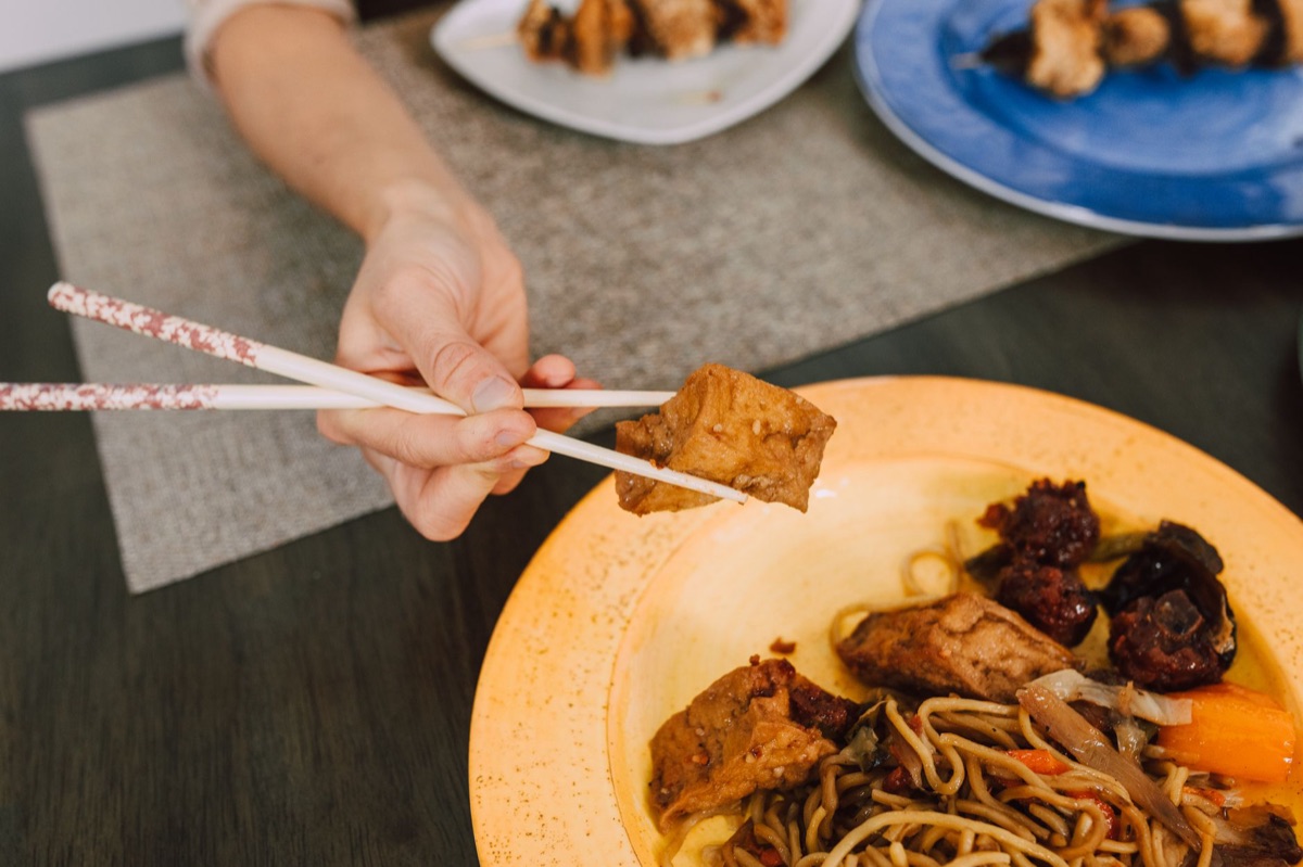 Carne de Beijing com chopsticks