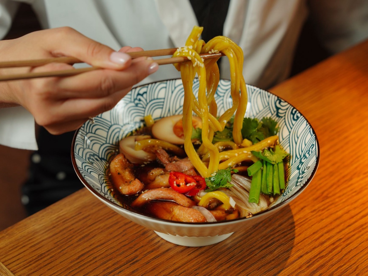Ramen con sughia e condimento traditionale