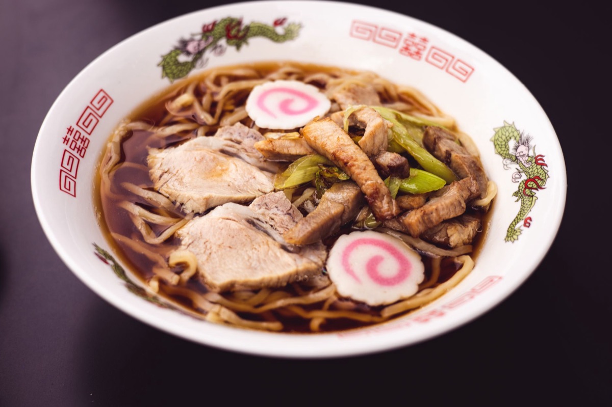 sopa de noodles quente com linguiça no mercado chinês
