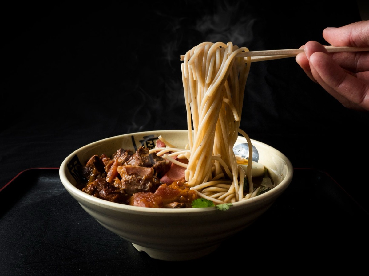 蘭州拉麵碗內湯底與麵條特寫