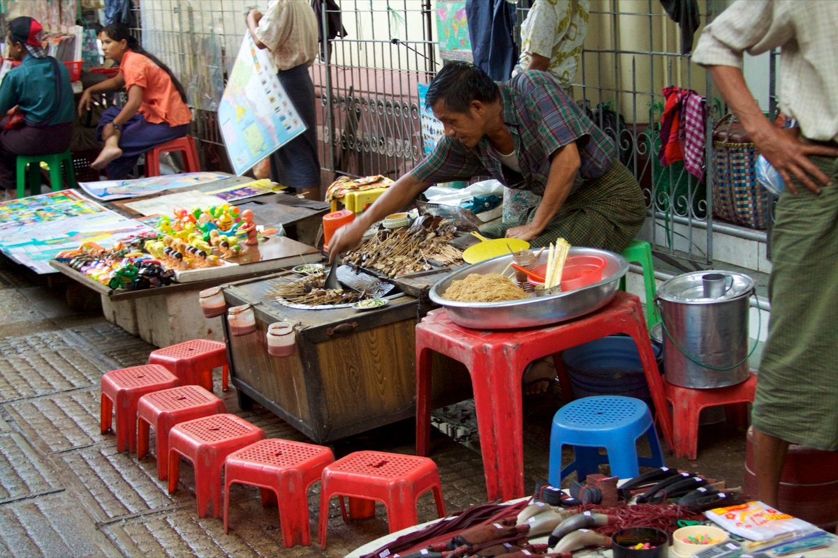 Un street food vendor with skewers