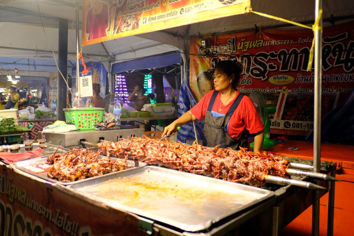 Un street food stall with grilled skewers