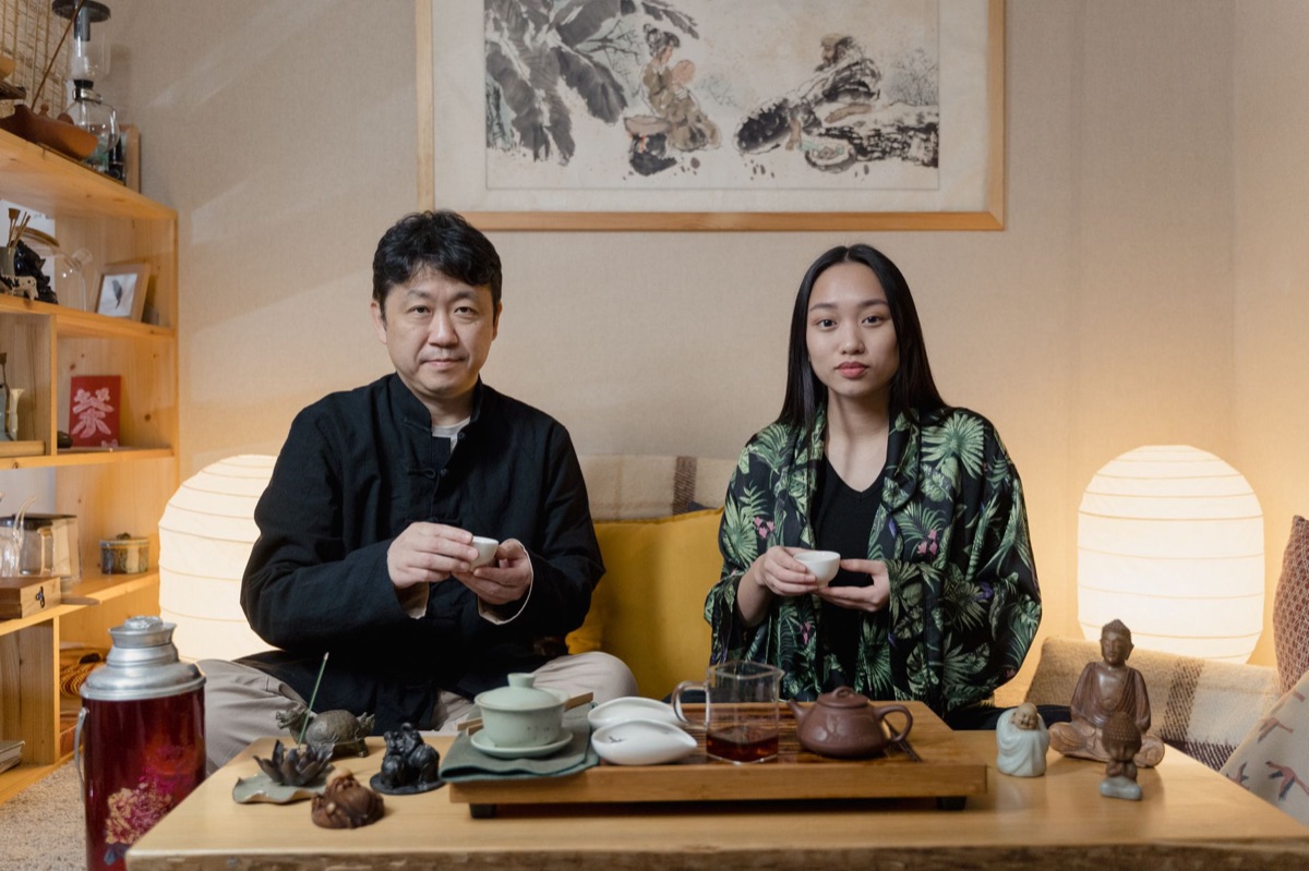 ceremonia de té chino en entorno tradicional