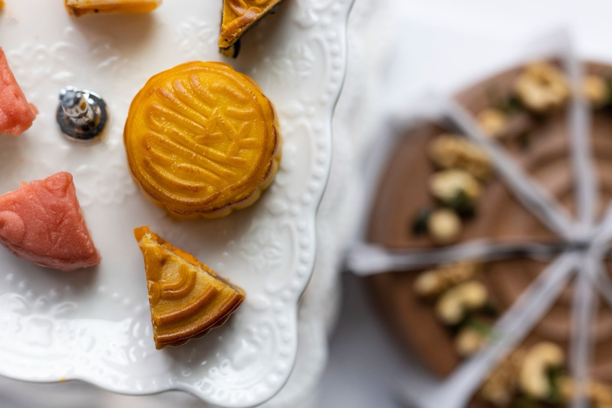 Un dessert chinois traditionnel sur un plateau en bois