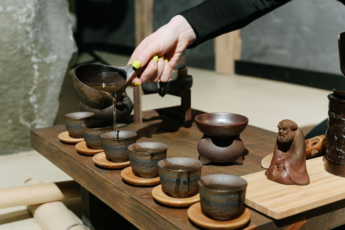 Un rituel du thé avec des utensils chinois traditionnels