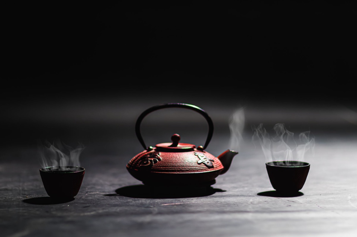 Cerimônia de chá chinesa em ambiente tradicional