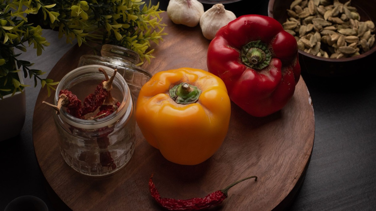 Sichuan-Pfeffer-Kern und Nordeuropäischer Schimmelpilz auf Holzplatte