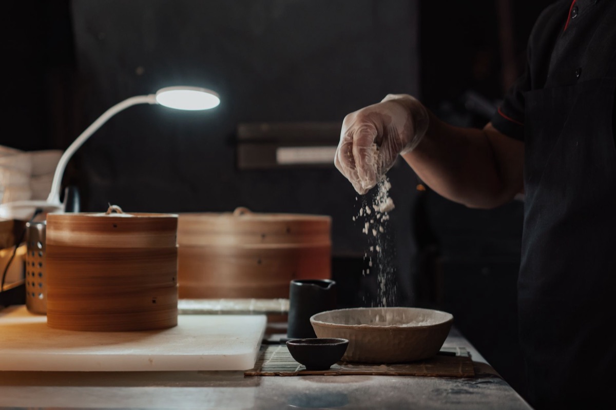 Une cuisine chinoise traditionnelle avec des ingrédients
