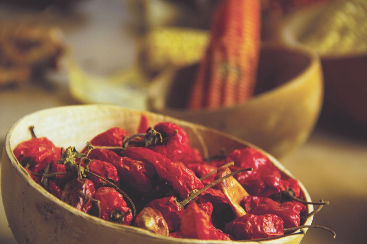 Un zoom sur des graines de piment de Sichuan et des piments rouges