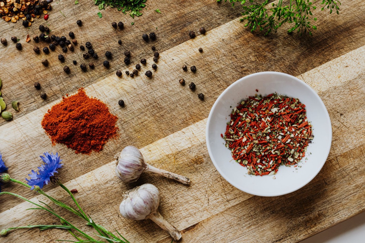 Pepercroci di Sichuan in un piattino di porcellana