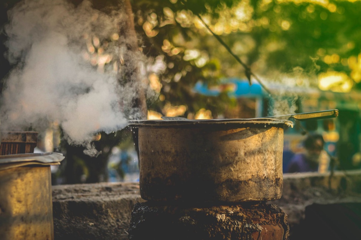Une cuisine traditionnelle chinoise avec un pot de légumes bouillant