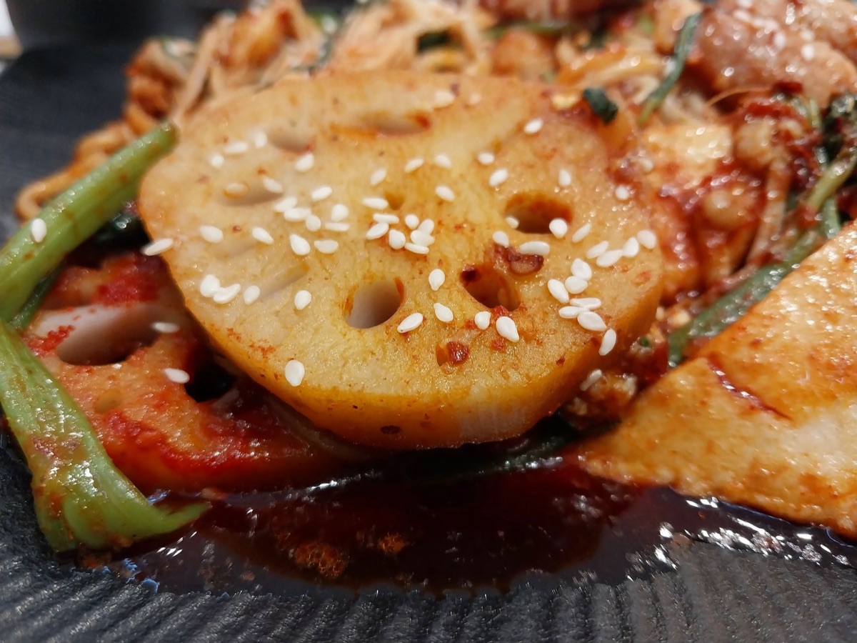 Tteokbokki serving