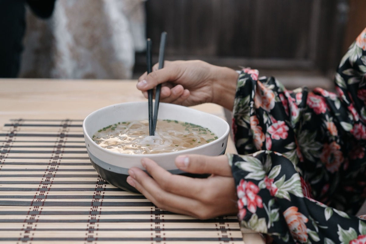 少數民族女子持熱湯泡菜碗