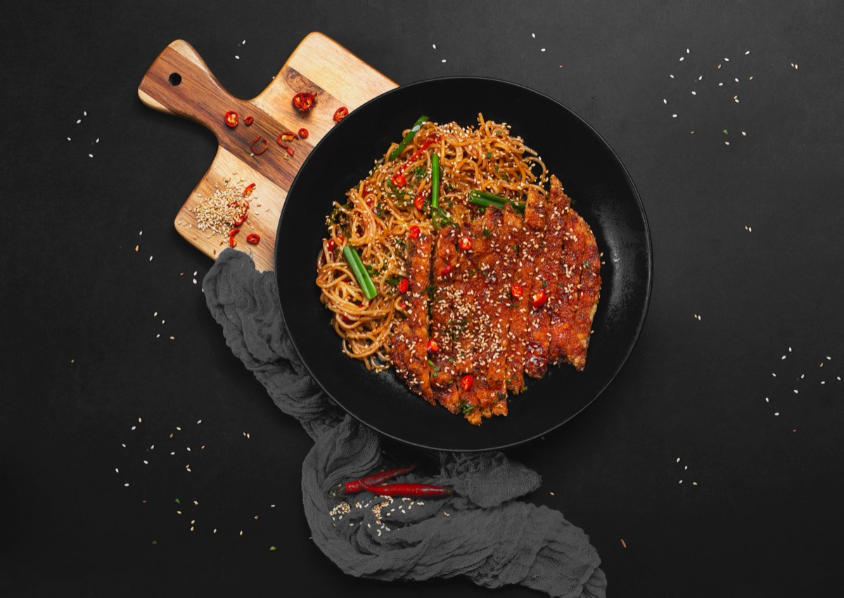 Beijing-style tangle with sesame seeds and traditional ingredients
