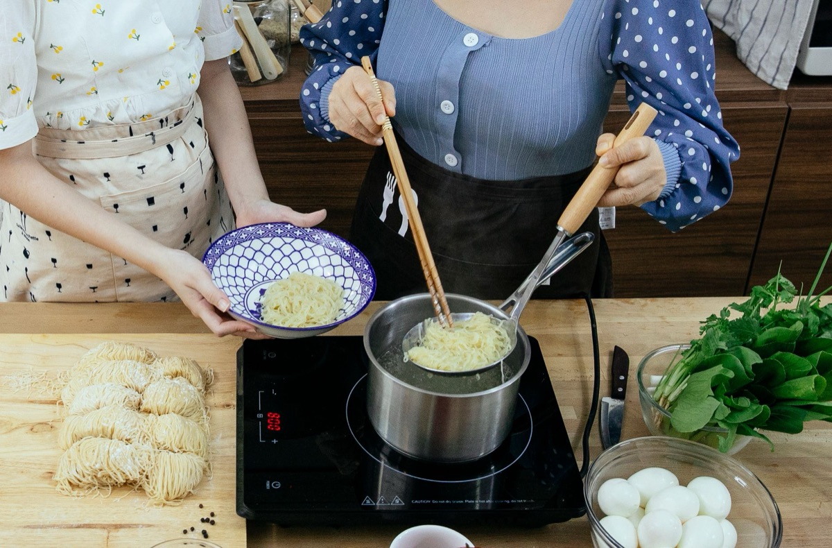Un processus de cuisson de tangle chinois