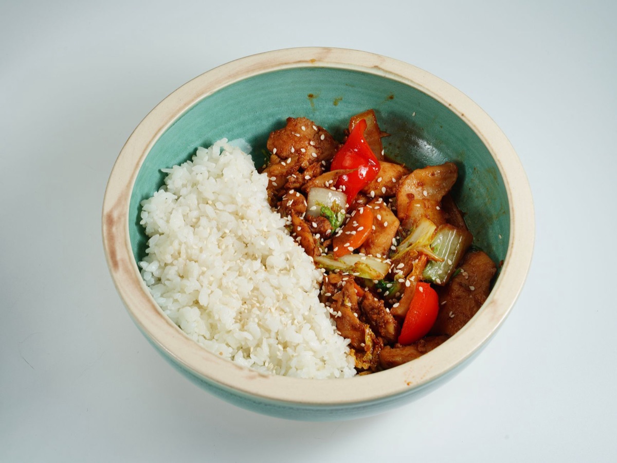 Pozzanghina Sichuan: tteokbokki in un piatto di legno