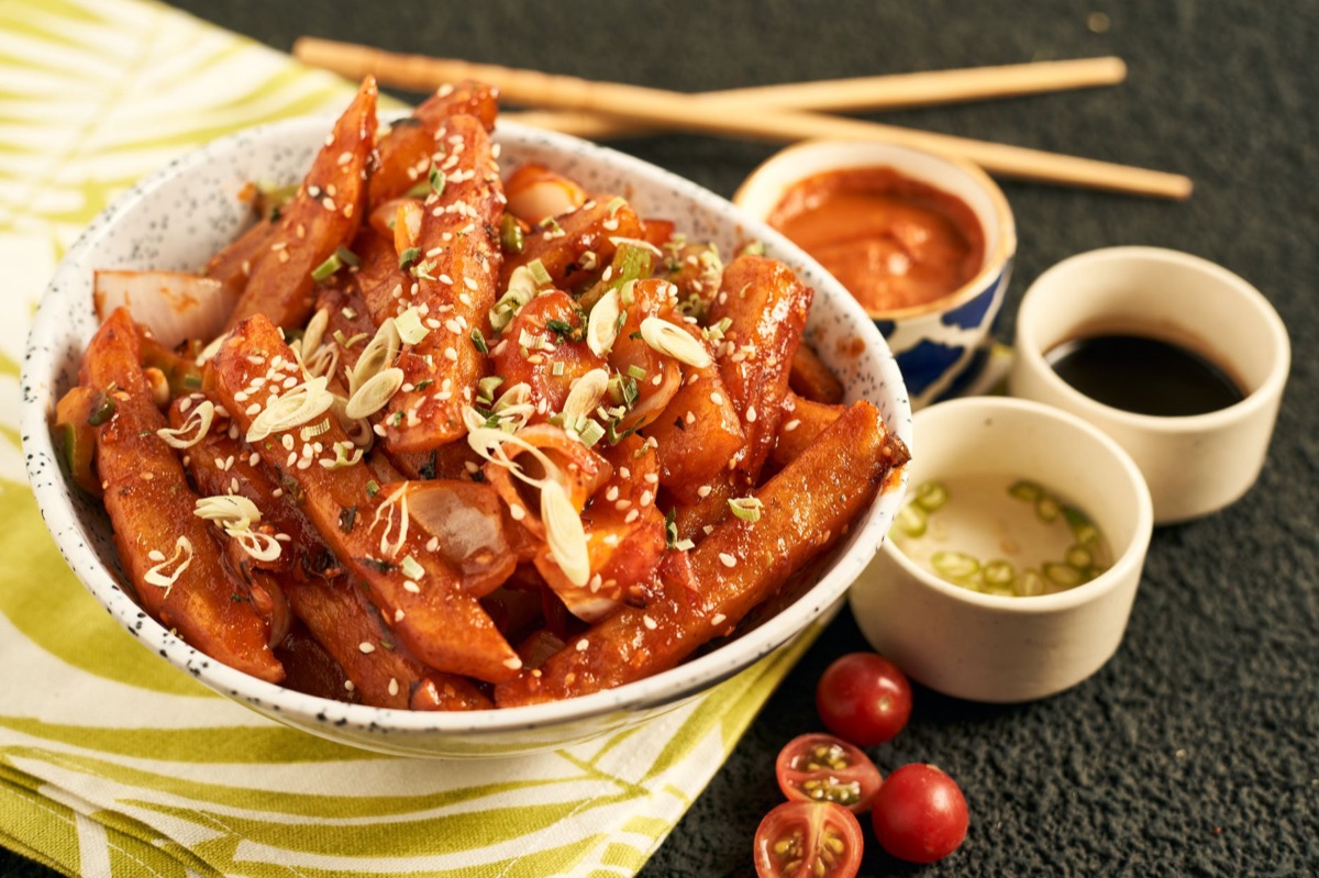 Pozzanghina Pechino: tteokbokki in un piatto di legno