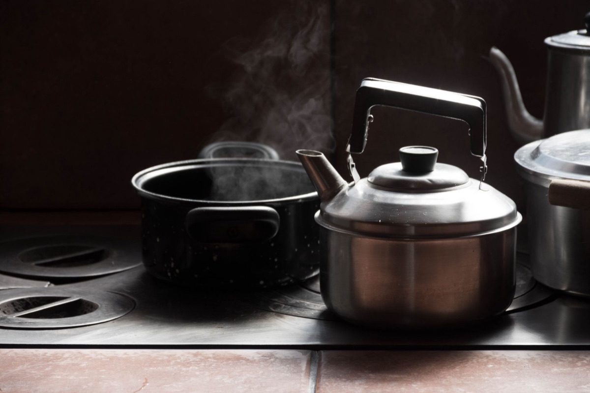 cocina tradicional con olla hirviendo