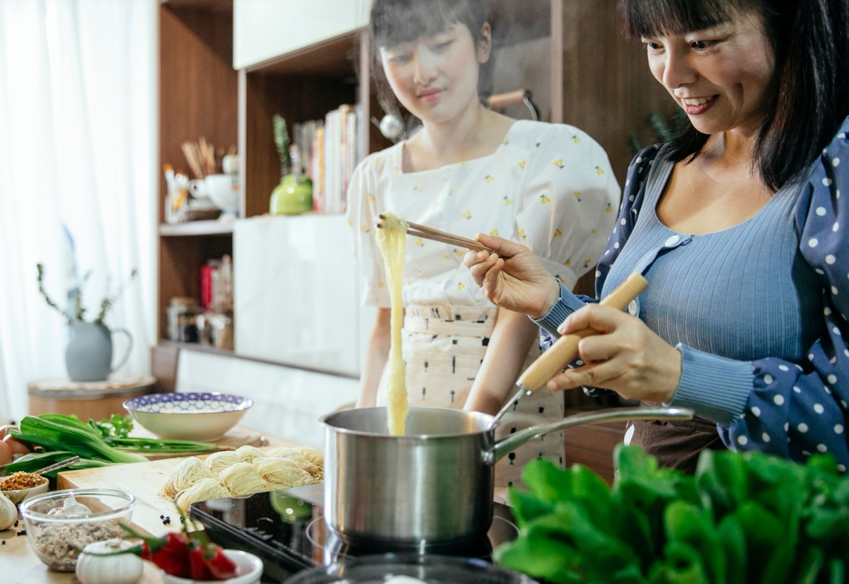 familia cocinando noodles