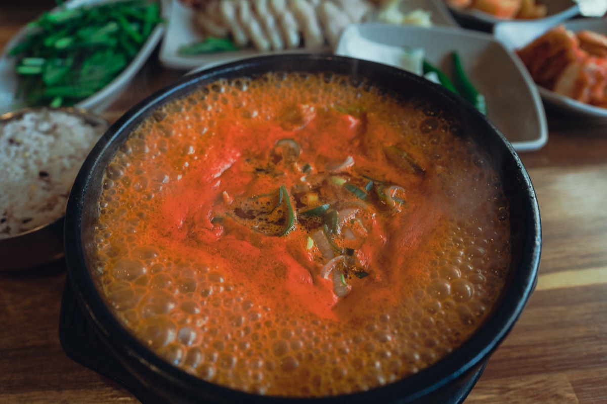 Pentola di tteokbokki fumante con contorni
