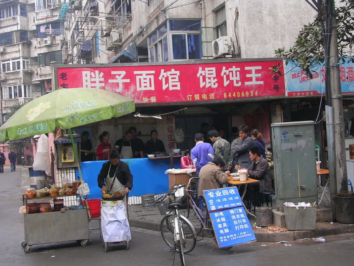 venditore di cibo stradale in un mercato cinese
