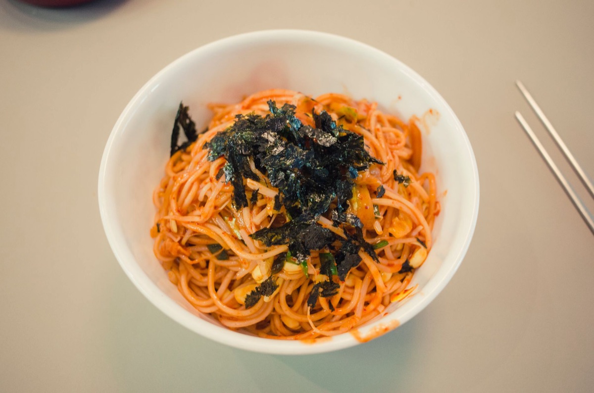 Traditionale koreanische Küche mit Nudeln und Zutaten