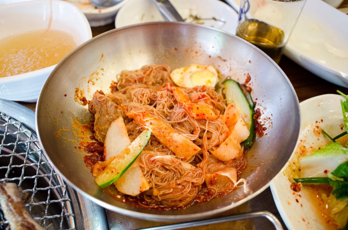 Korean Nudeln mit rotem Chilisauce und Kimchi