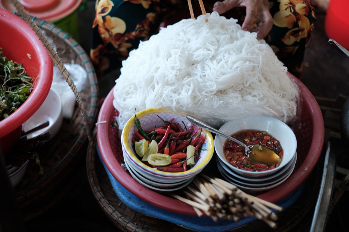 Setup de cuisson de nouilles traditionnelles par une minorité ethnique chinoise