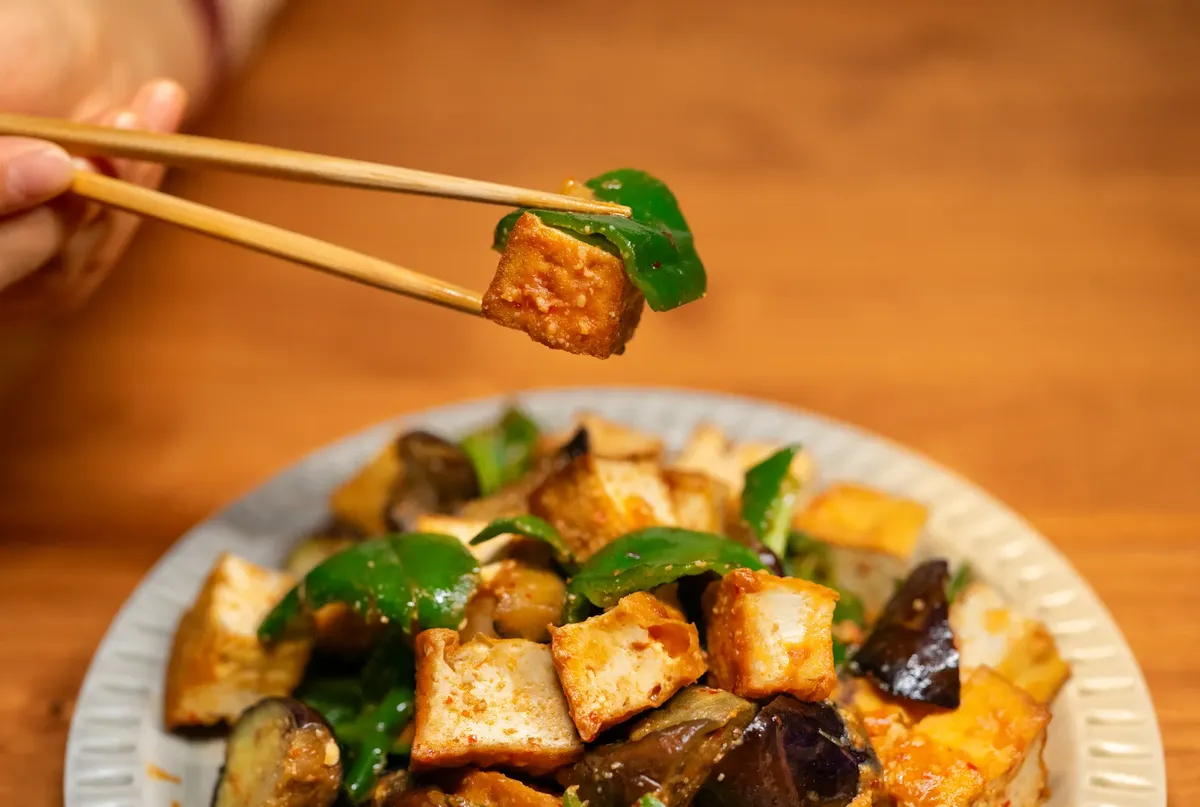 美味しいトウフスティーライスに新鮮な野菜が使われており、鮮やかな詳細で捉えられている、アジア料理
