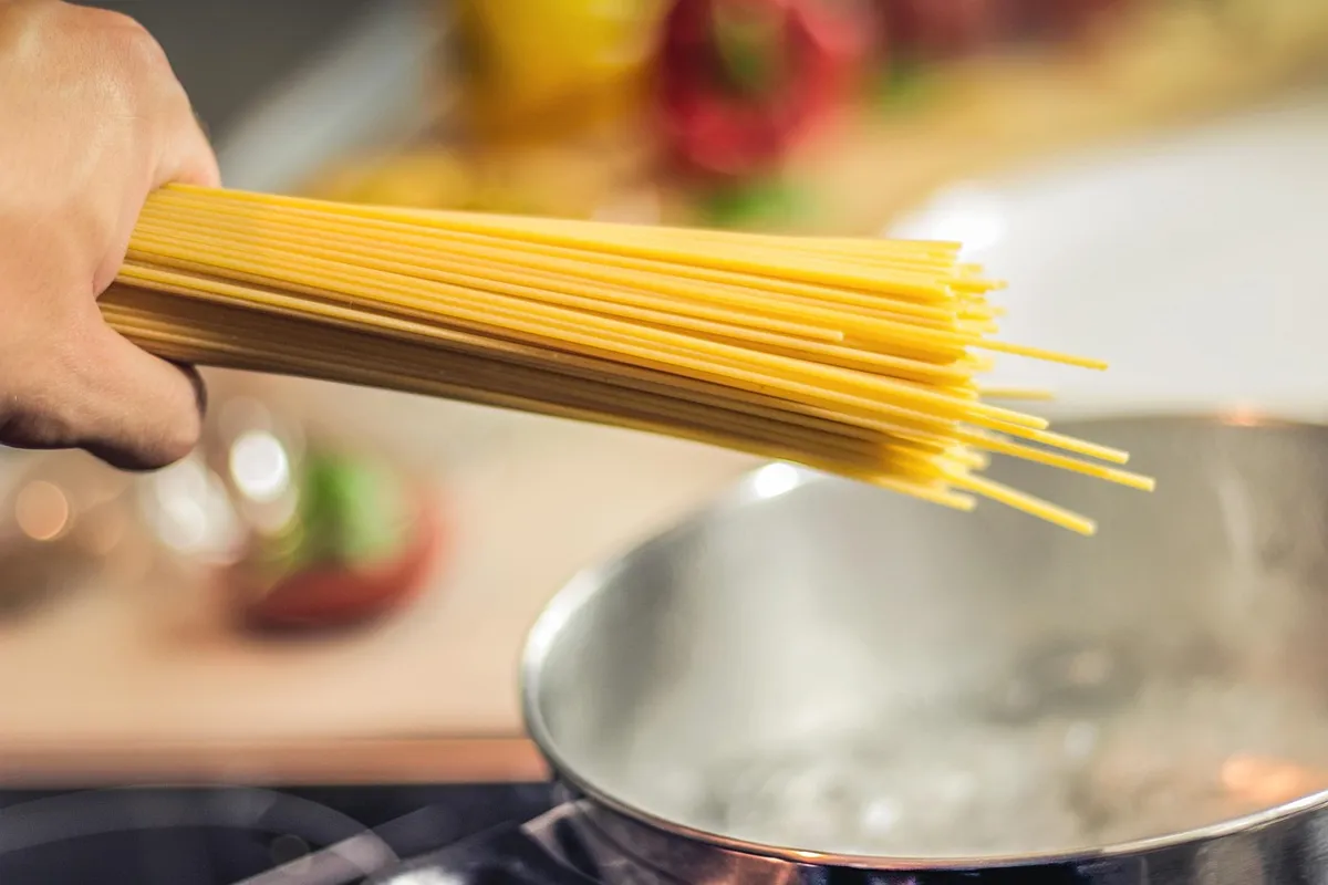 spaghetti, pasta, boiling water, uncooked, boil, cooking noodles, cooking pasta, hand, holding, italian cuisine, noodles, cooking, food, italian, boiling, pot,