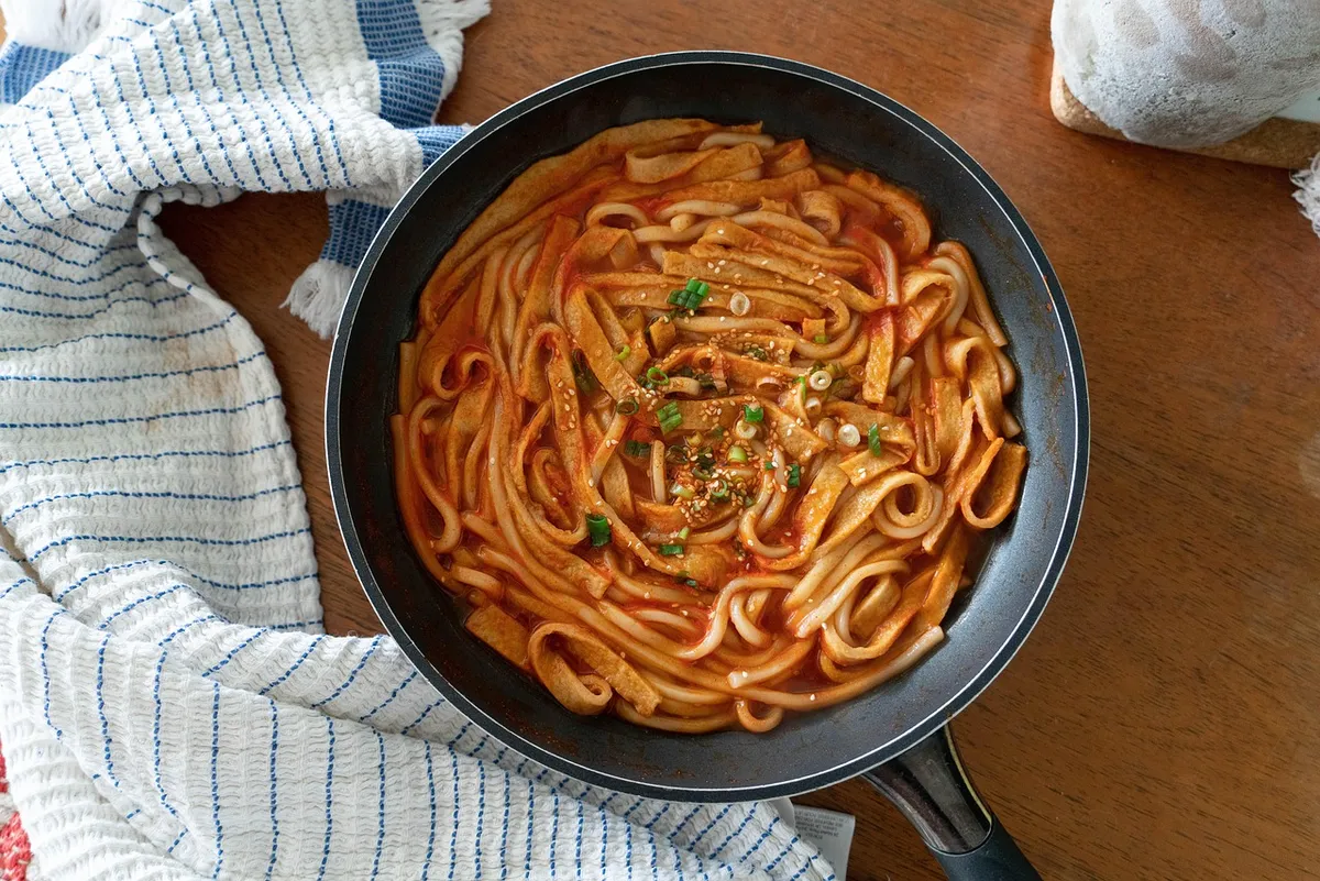 韓國料理，年糕湯，韓國食物，烏冬面，餐點，飯菜，食物，魚糕，辣椒醬，辛辣，平底鍋，亞洲，年糕湯，年糕湯，年糕湯，韓國食物，韓國食物