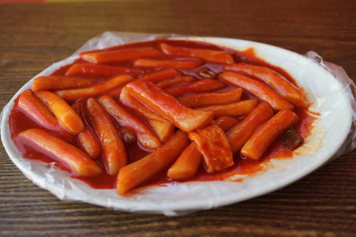 年糕湯，食物，零食，零食攤，韓國，街頭食物，韓國食物，傳統食物，用餐，韓國共和國，辛辣，食物攝影，韓式辣椒醬，調味料