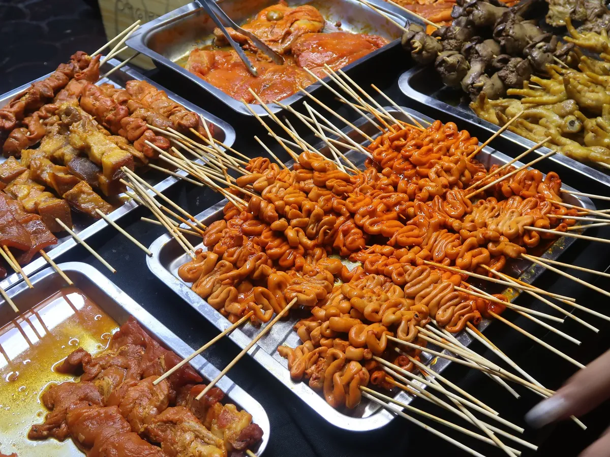 菲律賓市場外景中活潑的菲律賓街頭食物串類展示
